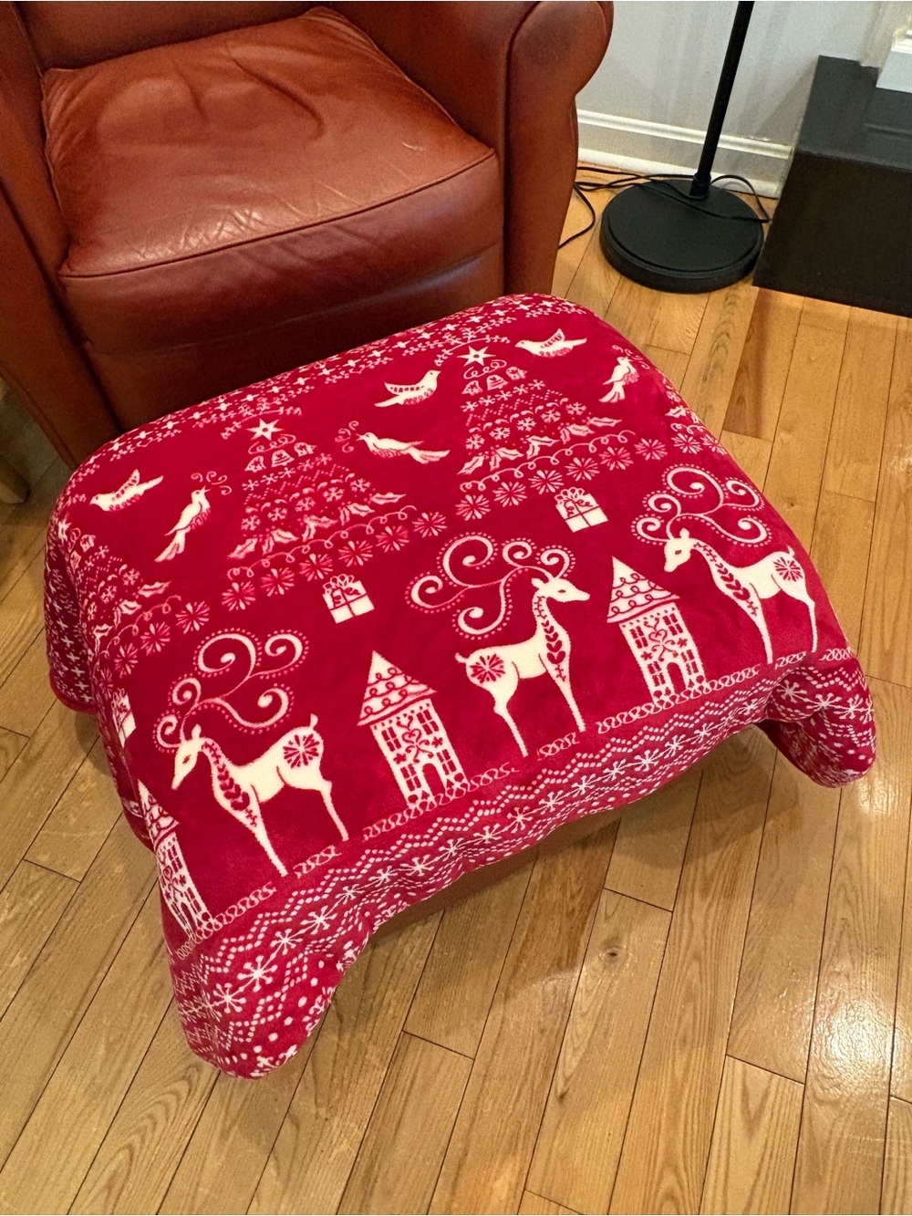 Better Homes & Gardens Red & White Reindeer Holiday Throw blanket -48”x58”-Xmas